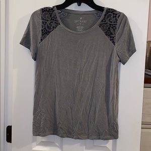 AE. Soft & sexy tee w/ cute lace shoulder. Sz: S